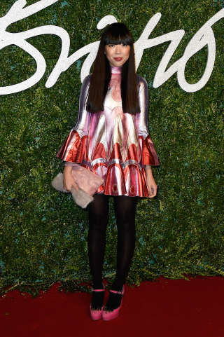 Illustration for article titled Sleek Sweetness and Total Chaos at the British Fashion Awards